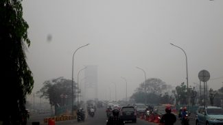 Meskipun-tengah-hari-tiang-Jembatan-Ampera-di-Palembang-yang-nyaris-tidak-terlihat-karena-kabut-asap.-Foto-diambil-Senin-26-Oktober-2015.-Foto-Taufik-Wijaya