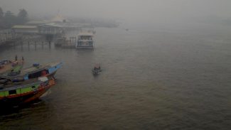 Siang-hari-Kampung-7-Ulu-di-tepi-Sungai-Musi-nyaris-tak-terlihat-dari-atas-Jembatan-Ampera-yang-jaraknya-sekitar-200-meter.-Foto-Taufik-Wijaya