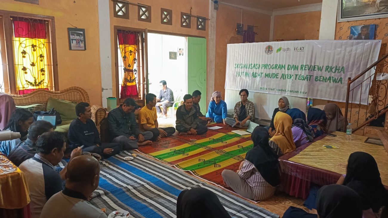 Foto-Sosialisasi-PADIATAPA-RKHA-hutan adat -TEBAT-BENAWA haki BPDLH